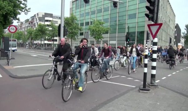 Hvad gør cyklerne Amsterdam velegnede til at med jeans på?